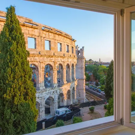 Arena & Seaview Luxurious Apartment Pula