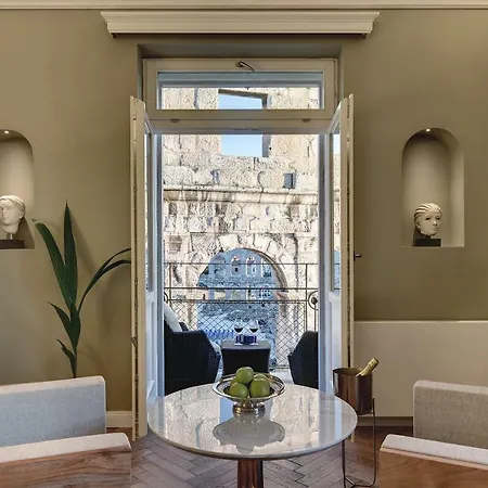 Arena & Seaview Luxurious Apartment