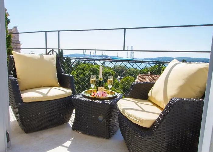Arena & Seaview Luxurious Lägenhet Pula