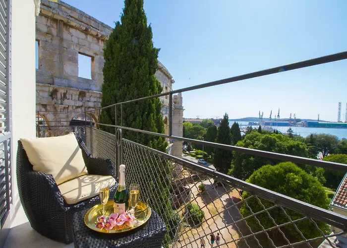 Arena & Seaview Luxurious Lägenhet