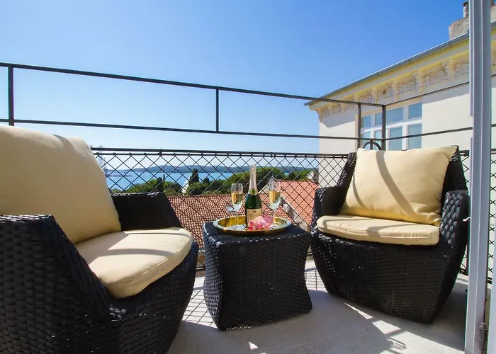 Arena & Seaview Luxurious Lägenhet