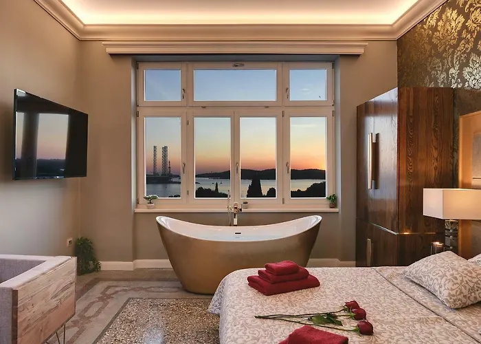 Arena & Seaview Luxurious Lägenhet *