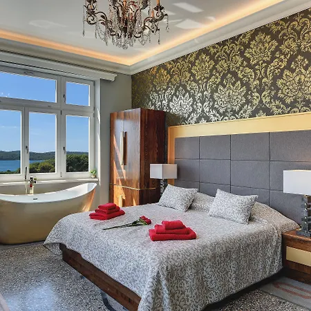 Arena & Seaview Luxurious Lägenhet Pula