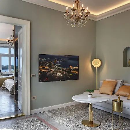 Arena & Seaview Luxurious Lägenhet *