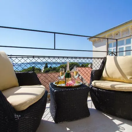Arena & Seaview Luxurious Lägenhet